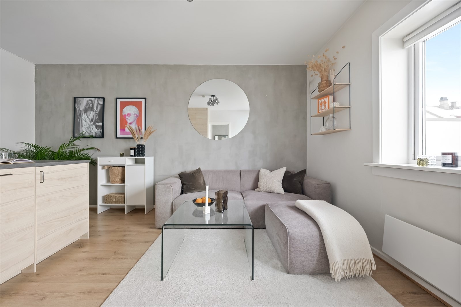 Store vindusoverflater slipper inn godt med naturlig lys, og stuen fremstår forøvrig som tiltalende med gjennomførte fargevalg. Galleribilde