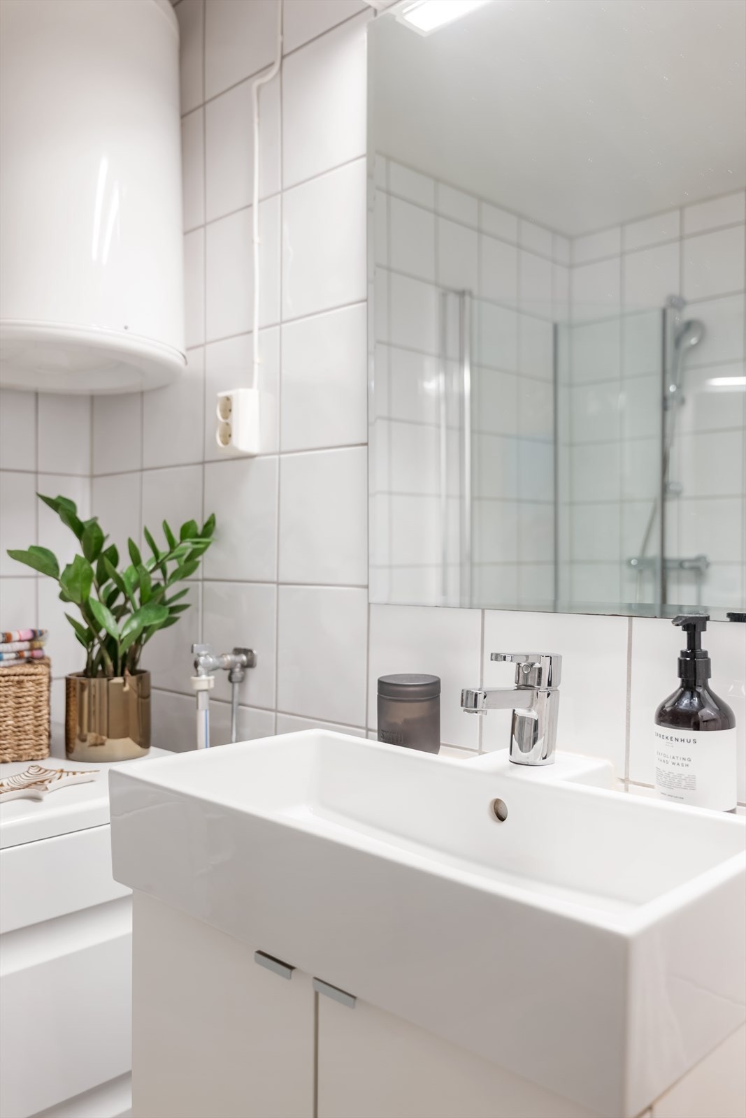 Badet er fra 2004, mens servant og toalett er fra 2019. Her har man også speil med lysamatur over servanten. Galleribilde