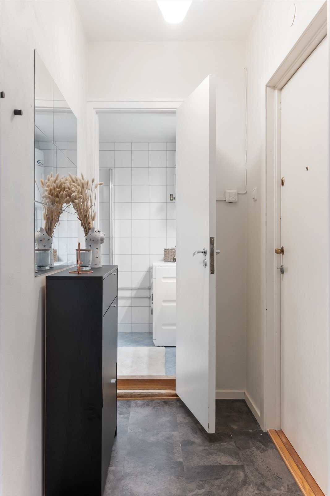 I entréen er det rom for øvrig oppbevaring og umidedlbar tilgang til boligens baderom. Galleribilde