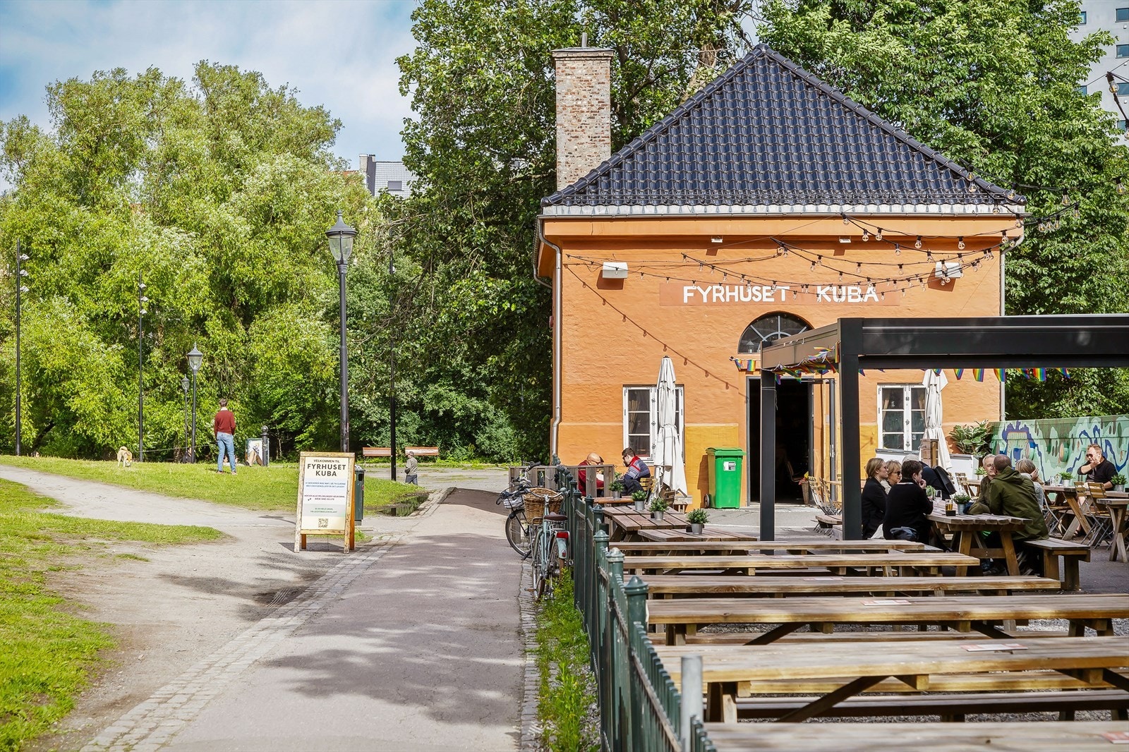 På toppen av Vulkan, i Kubaparkens gamle fyrhus, finner du en nedpå pub med lun, behagelig atmosfære og stort uteområde. Galleribilde