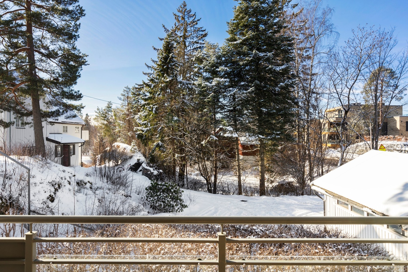 Hyggelig utsikt fra den solrike balkongen. Galleribilde