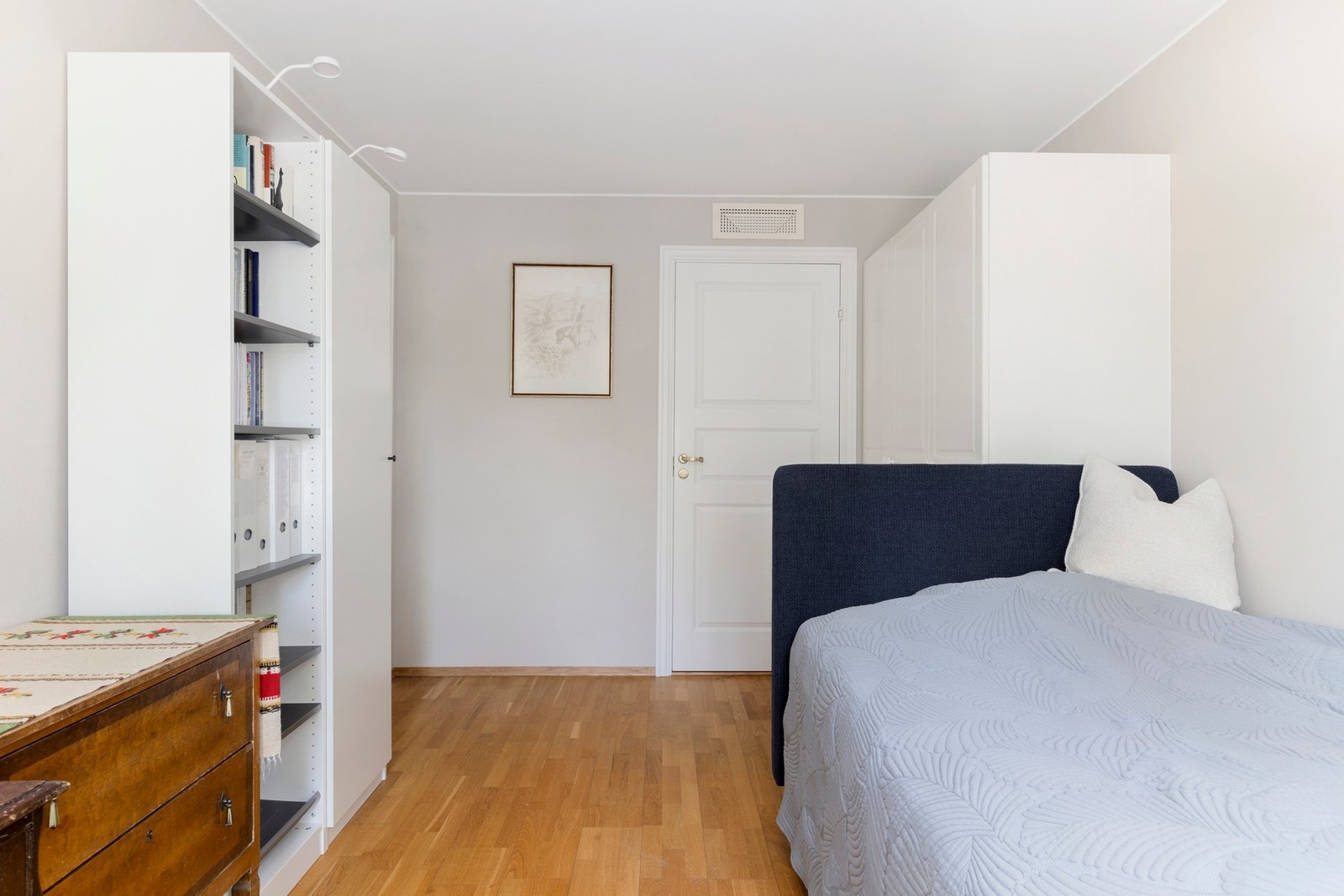 Soverommet er stort og har godt med garderobeplass. Adkomst innvendig bod. Galleribilde