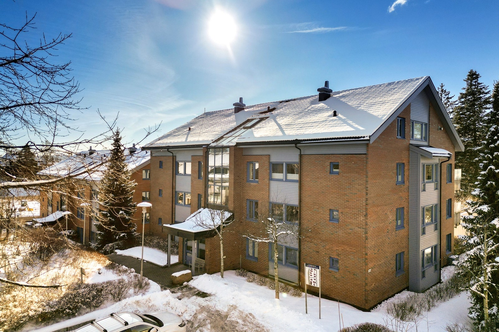 Stensatt inngangsparti, samt gjesteparkering. Galleribilde