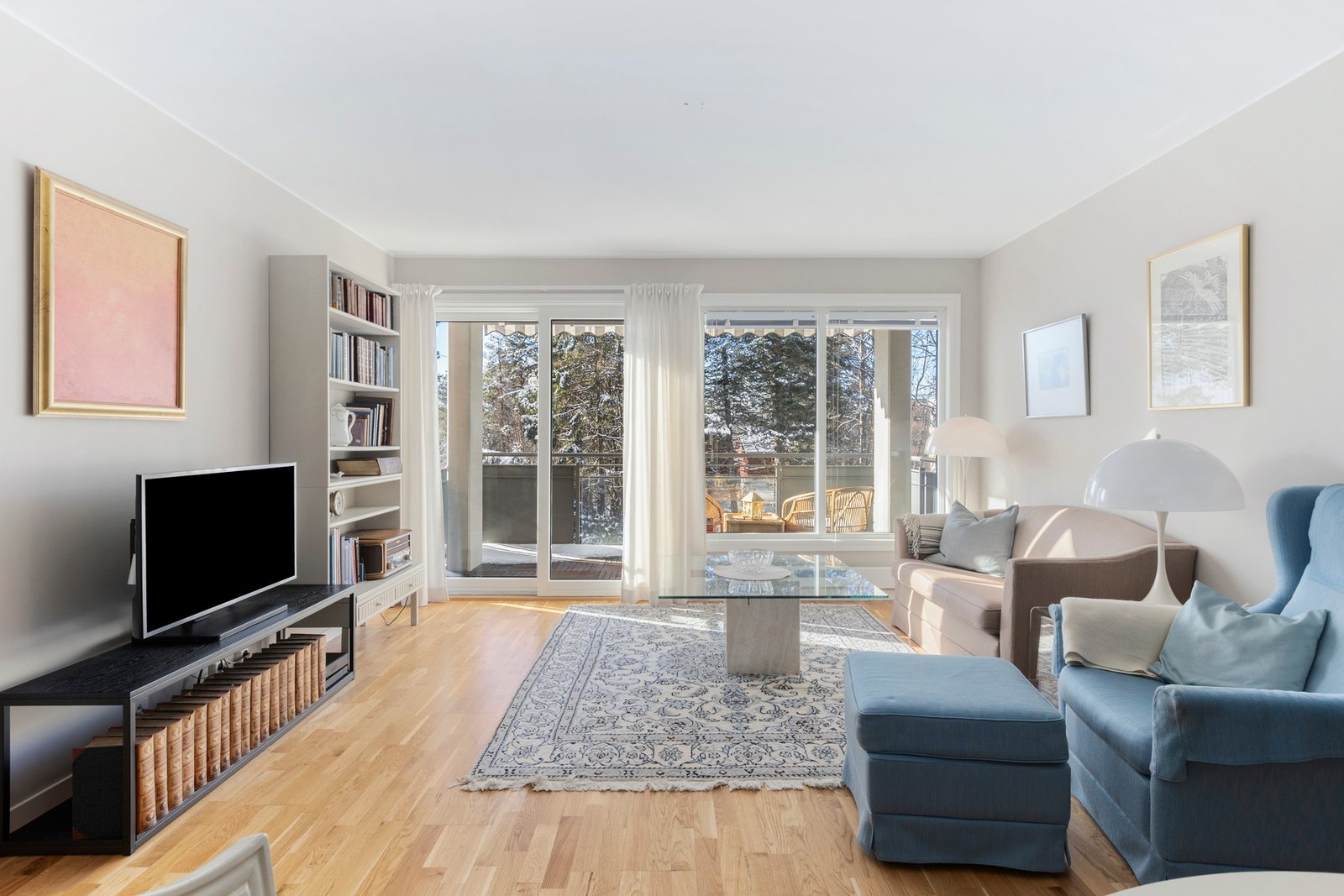 Store vinduer gir godt med naturlig lys inn i stuen. Utgang til balkong. Galleribilde