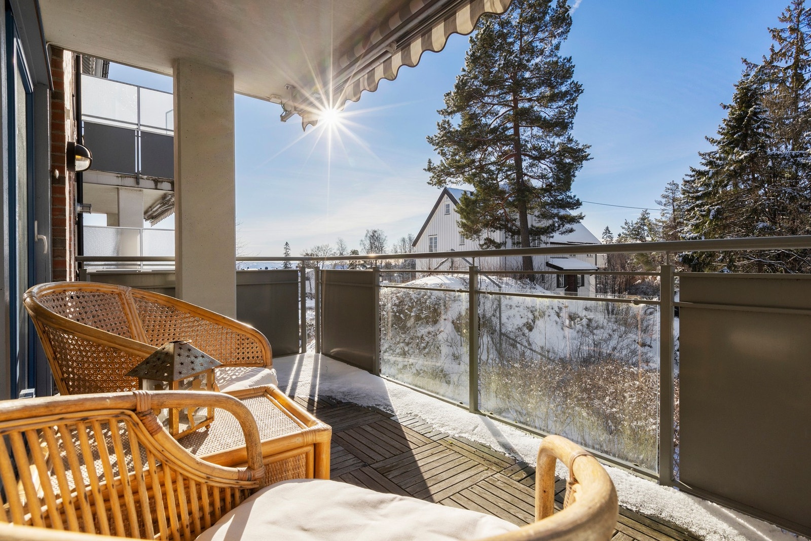 Solrik og usjenert sydvestvendt balkong. Galleribilde