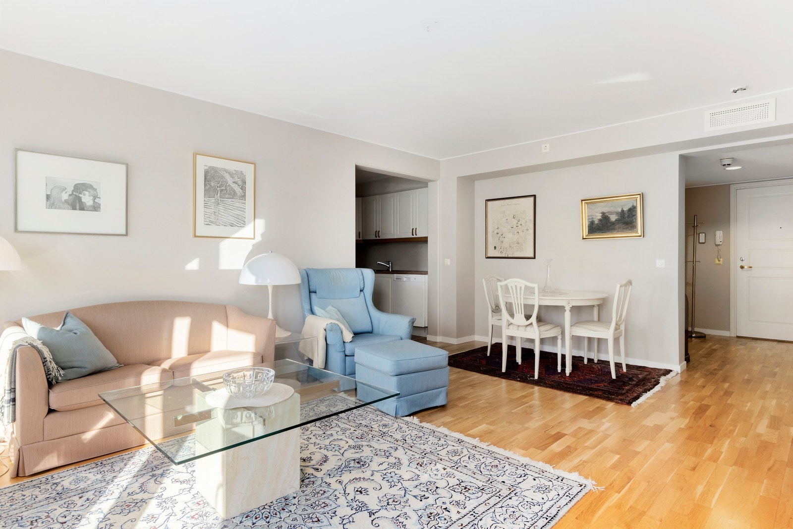 Stuen har plass til både salong og spisestuemøblement. Galleribilde