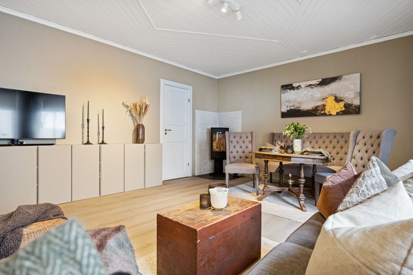 Stuen er lett å innrede og oppleves luftig med sin gode takhøyde. Galleribilde