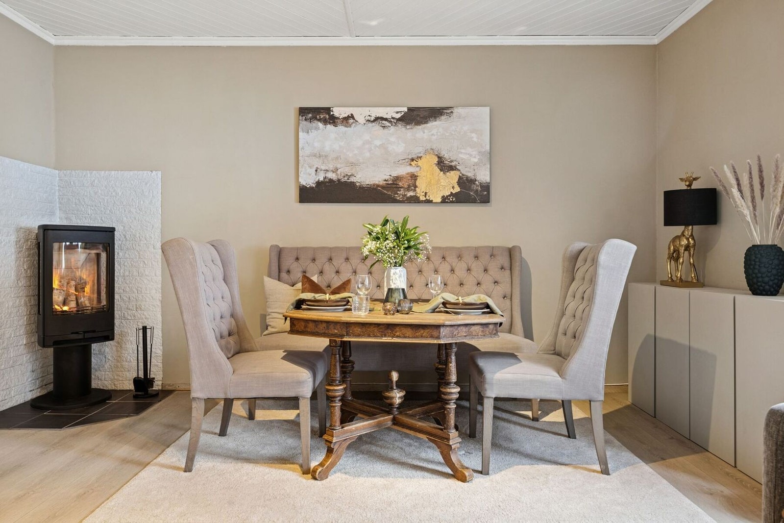 Naturlig soneinndeling med god plass til spisegruppe, perfekt for sosiale sammenkomster. Galleribilde