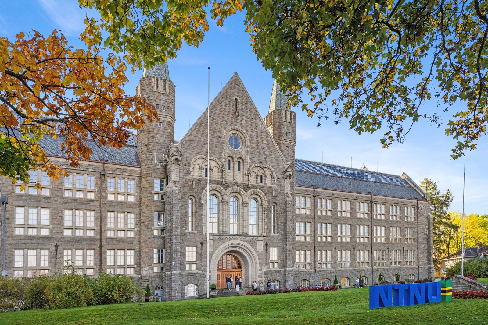 NTNU Handelshøyskolen ligger kun få minutters gange unna, og Gløshaugen nås på ca. 5 minutter. Galleribilde