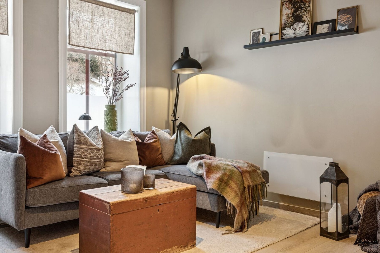 Gulvet ble skiftet i 2021 og gir rommet et moderne og helhetlig uttrykk som harmonerer godt med boligens fargevalg. Galleribilde