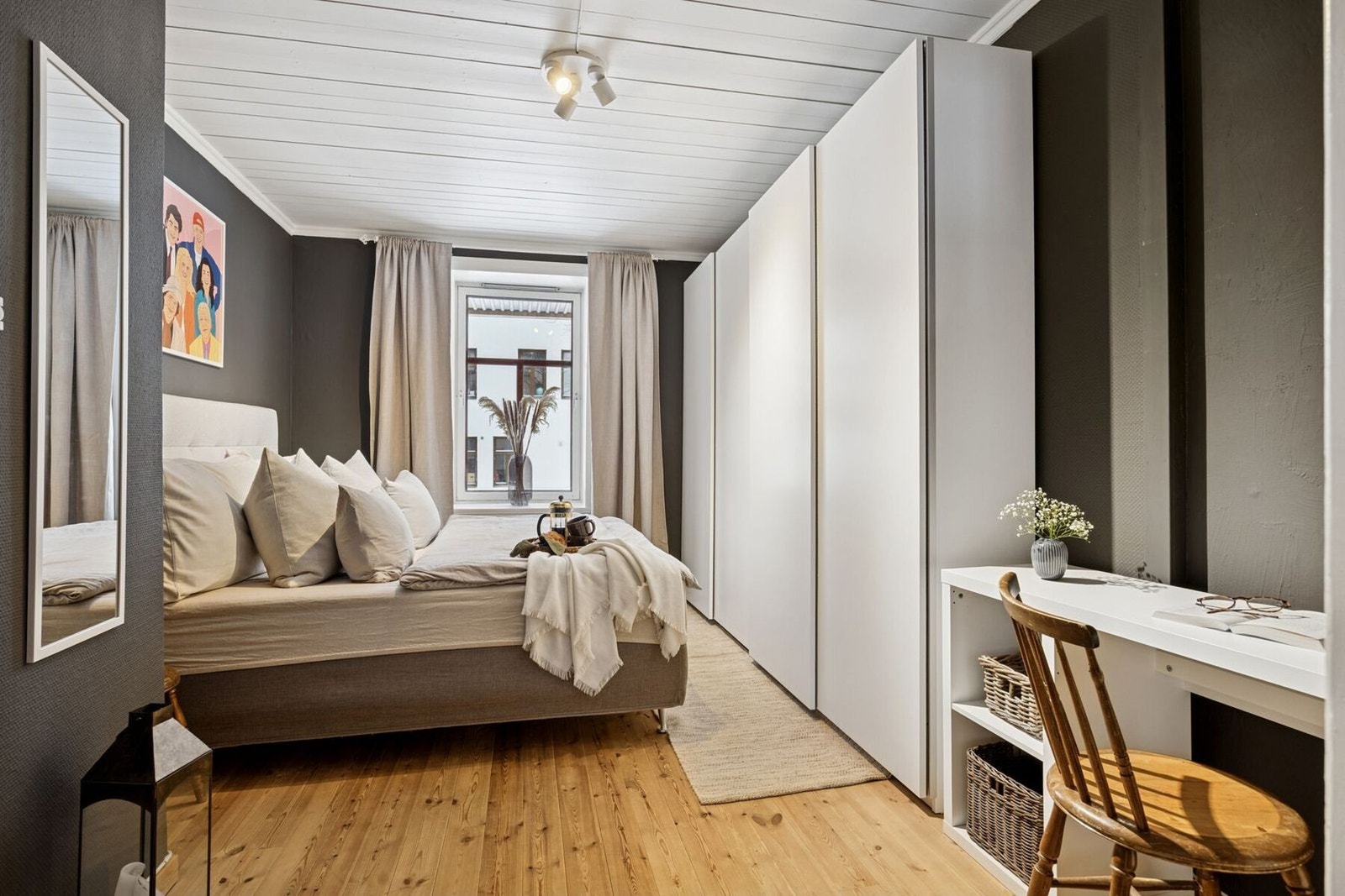 Soverommet måler 12,6 kvm og har god plass til dobbeltseng med tilhørende møblement. Galleribilde