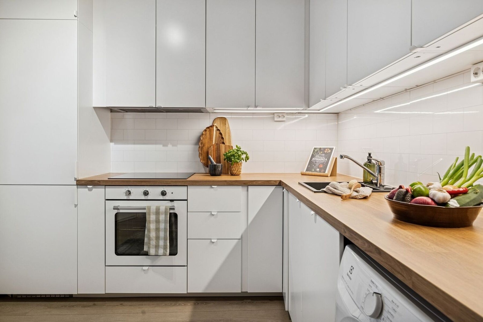 Kjøkkenet ble oppgradert i 2023 med nye benkeplater, fronter og utvidet skapplass. Galleribilde