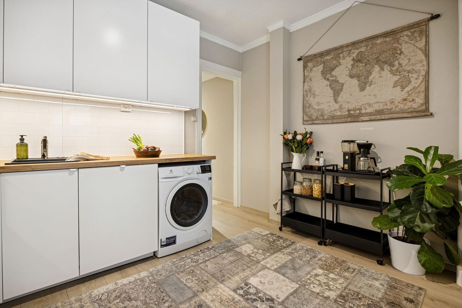 Integrerte hvitevarer medfølger handelen, og det er opplegg for vaskemaskin. Galleribilde