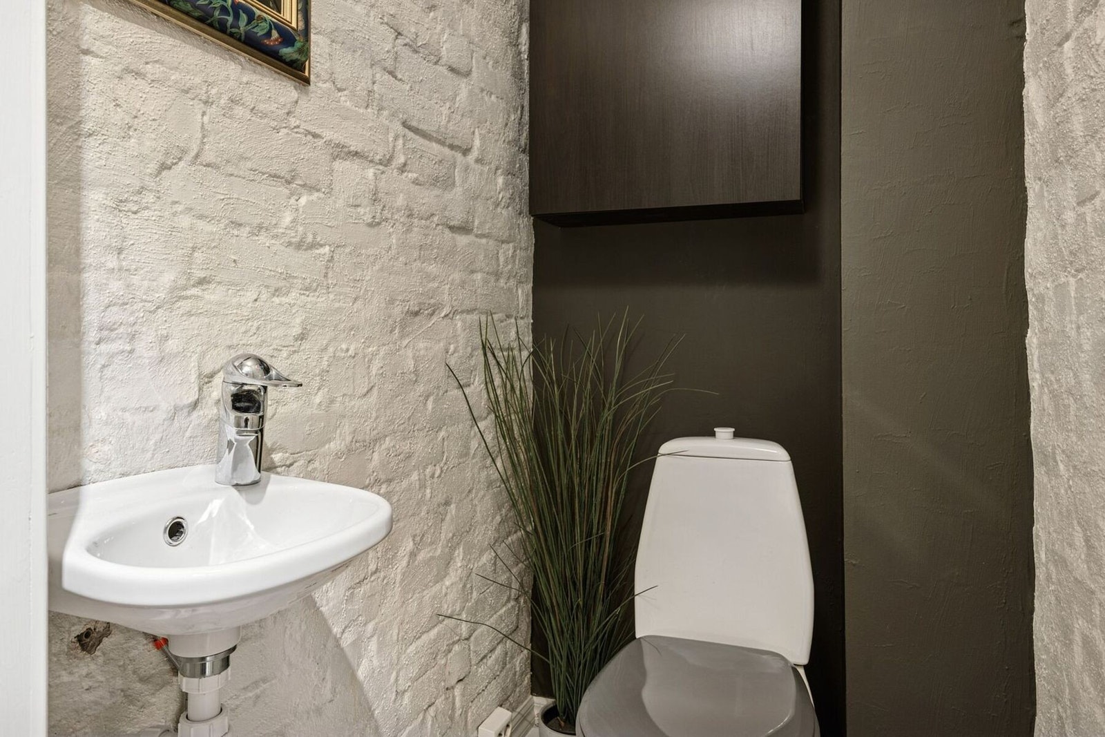 Praktisk separat WC-rom plassert ved entréen. Galleribilde