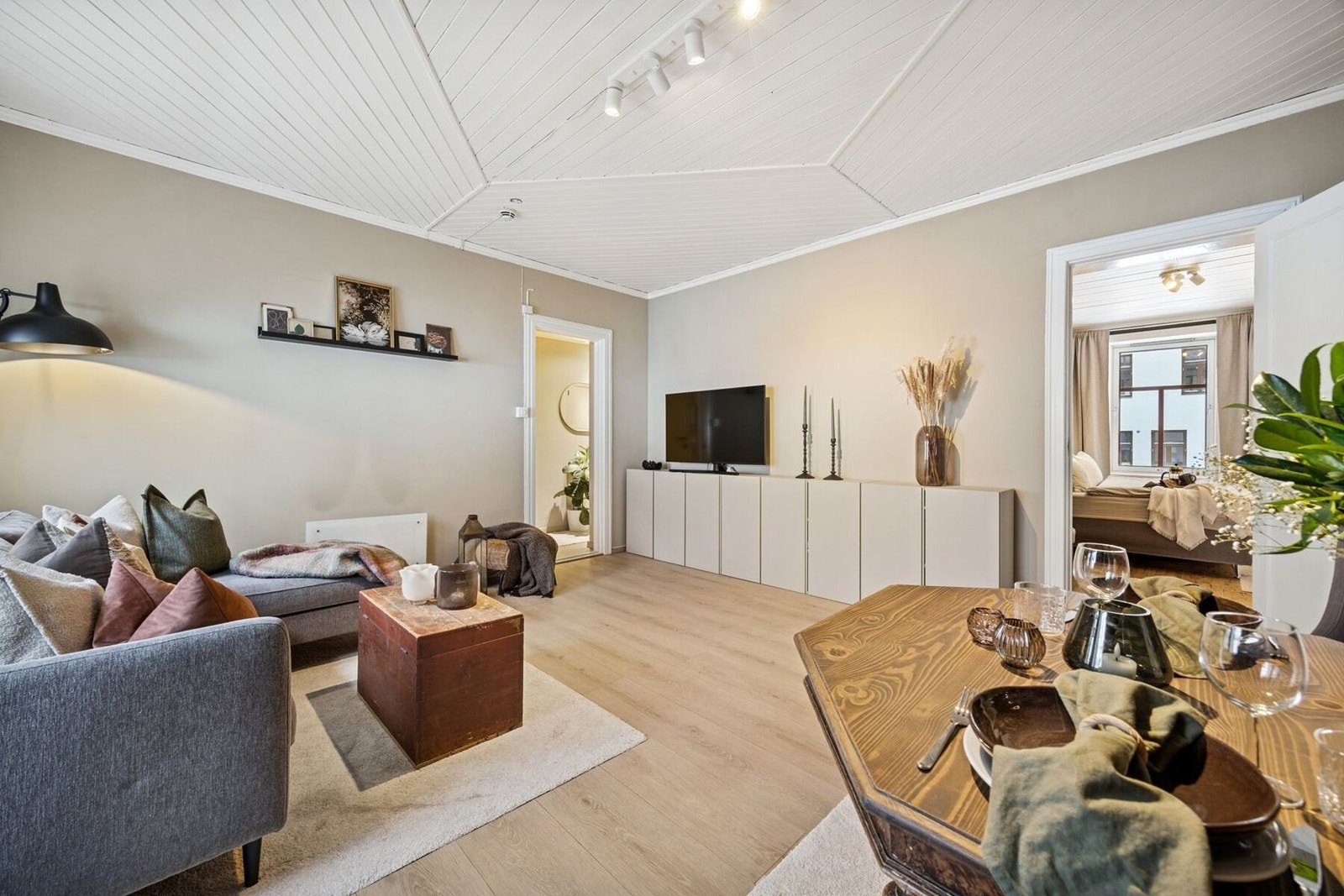 Stuen og kjøkkenet er adskilt noe som gir leiligheten flere gode oppholdsrom. Galleribilde