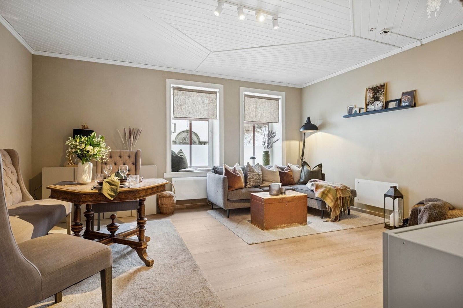 Leiligheten har en lys og innbydende stue som danner boligens naturlige samlingspunkt. Galleribilde