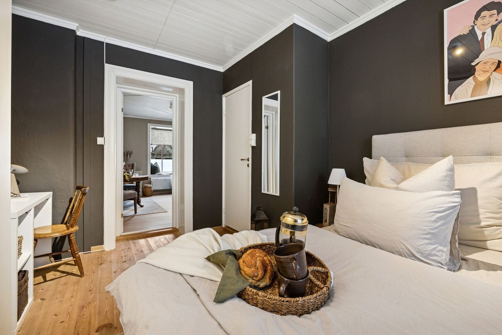 Innredet med stor skyvedørsgarderobe som gir rikelig med oppbevaringsplass. Galleribilde