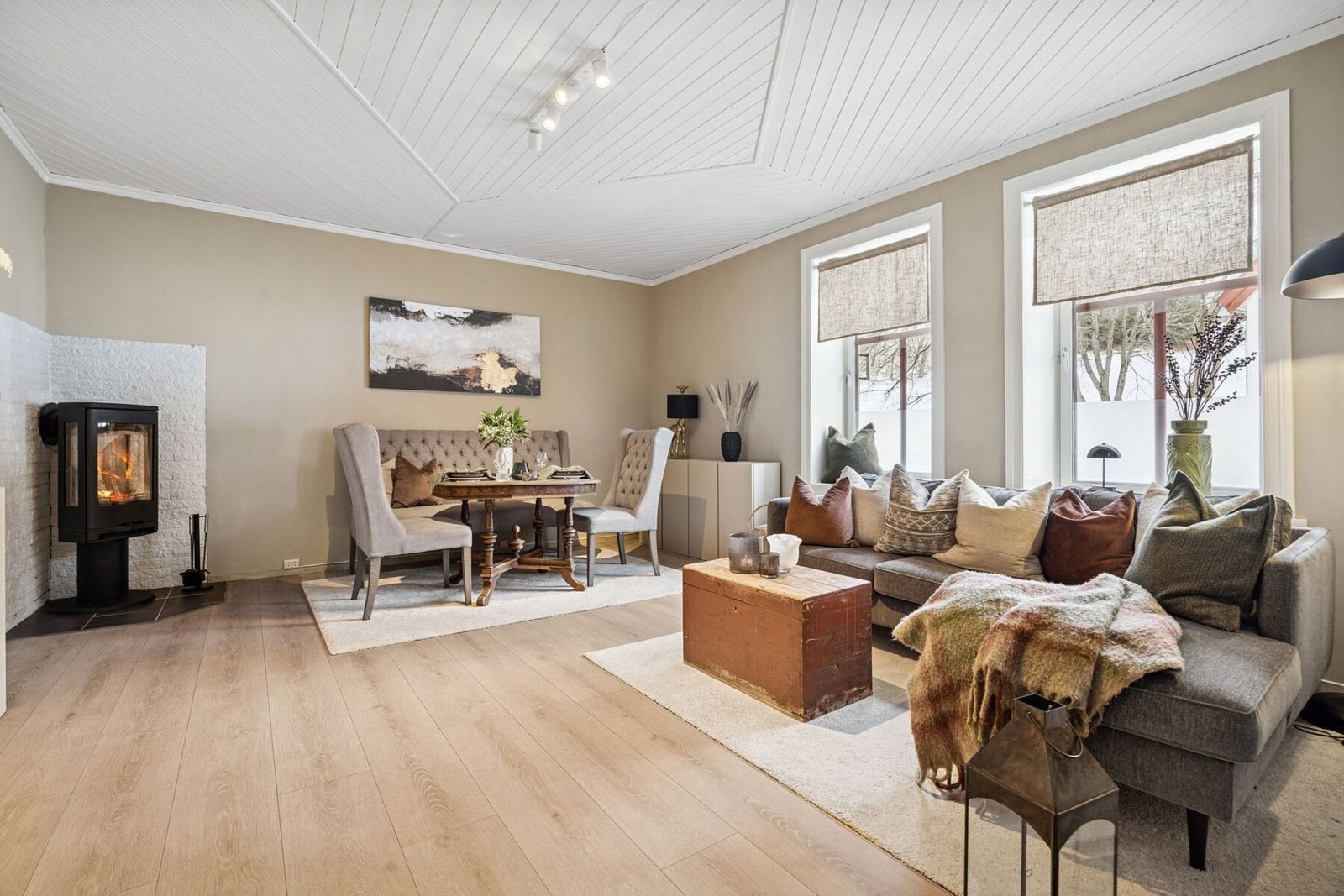 EiendomsMegler1 v/ Stine Nielsen har gleden av å presentere en sjarmerende og sentrumsnær 2-roms leilighet i Klæbuveien 42. Galleribilde