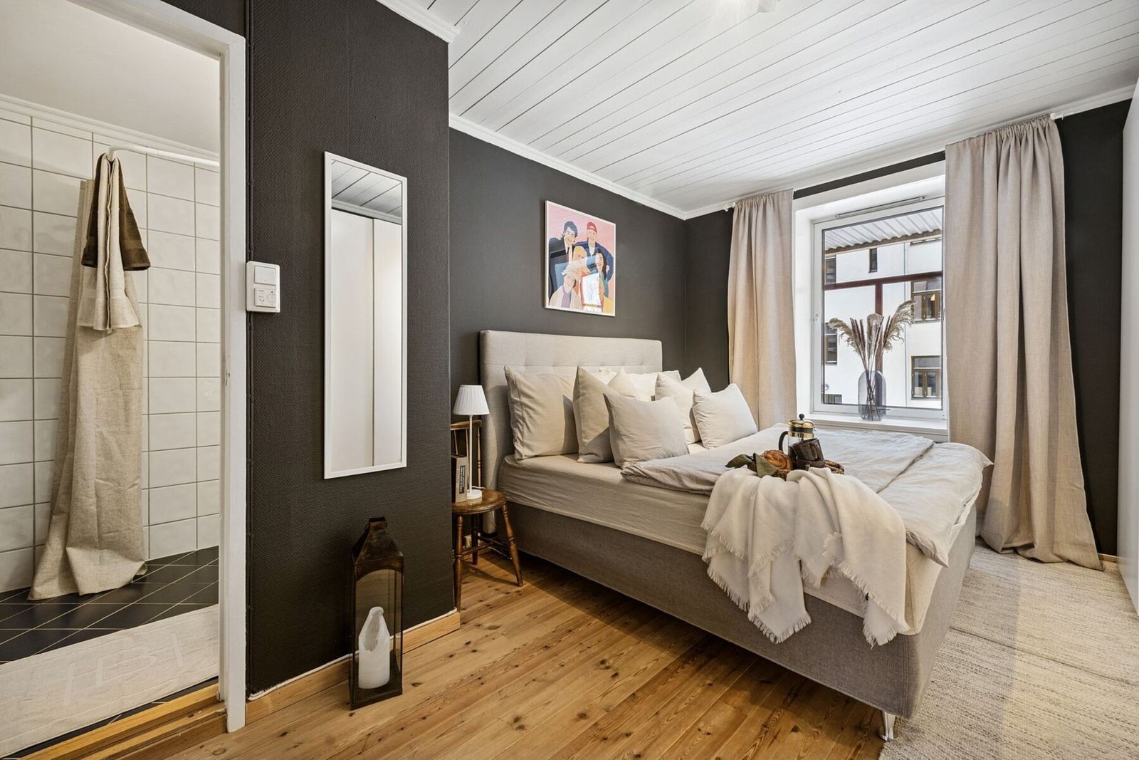 Fra soverommet er det direkte inngang til badet. Galleribilde