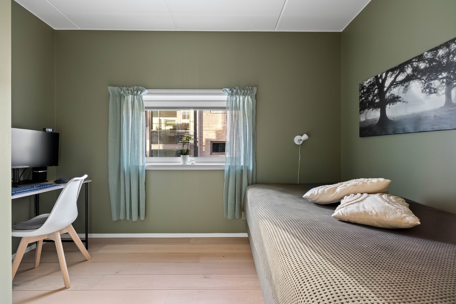 Soverom 2 er malt i en lekker grønntone Galleribilde