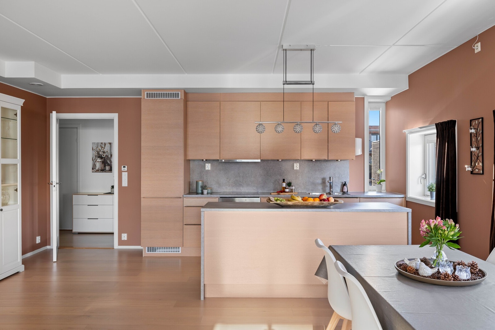 Leiligheten fremstår med tidsmessige farge- og materialvalg, god standard og luftig planløsning. Galleribilde