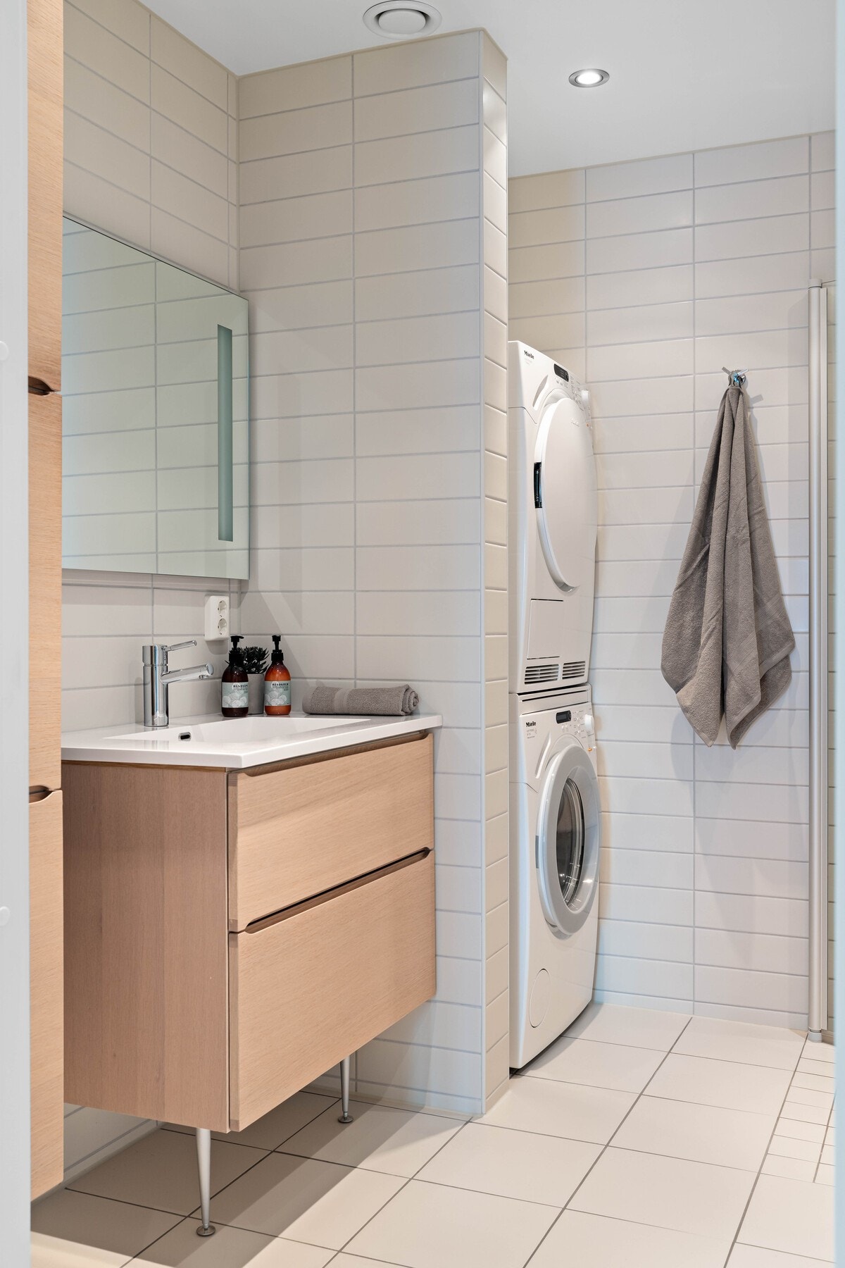 Innredningen har gylne, finerte fronter og består av en heldekkende servant på en skuffeseksjon, et høyskap og et speil med integrert belysning. Galleribilde