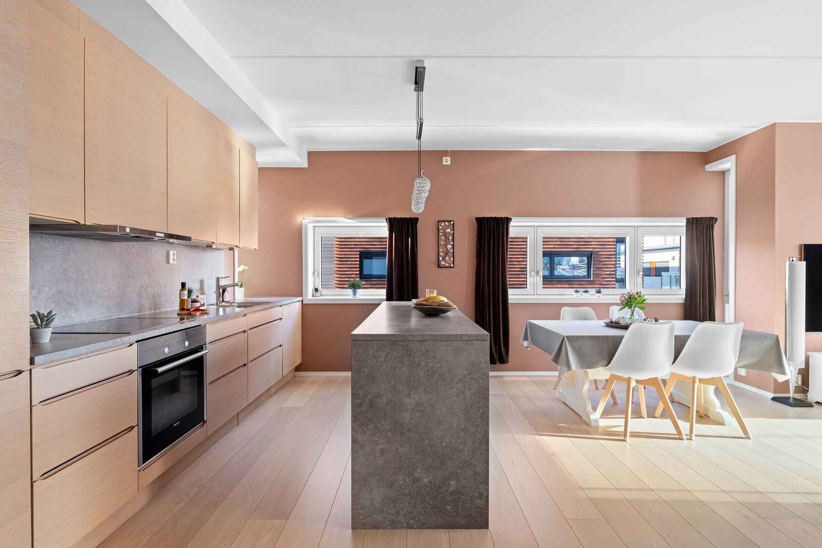 Kjøkkenet har et stilfullt og moderne design med rene linjer, stor kjøkkenøy og smarte løsninger. Galleribilde