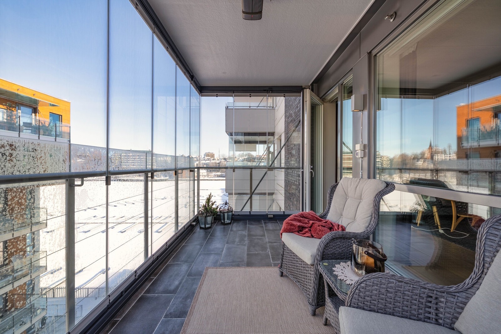 Fantastisk utsikt over kanalen og Brygga nytes på to herlige balkonger i hver sin himmelretning Galleribilde