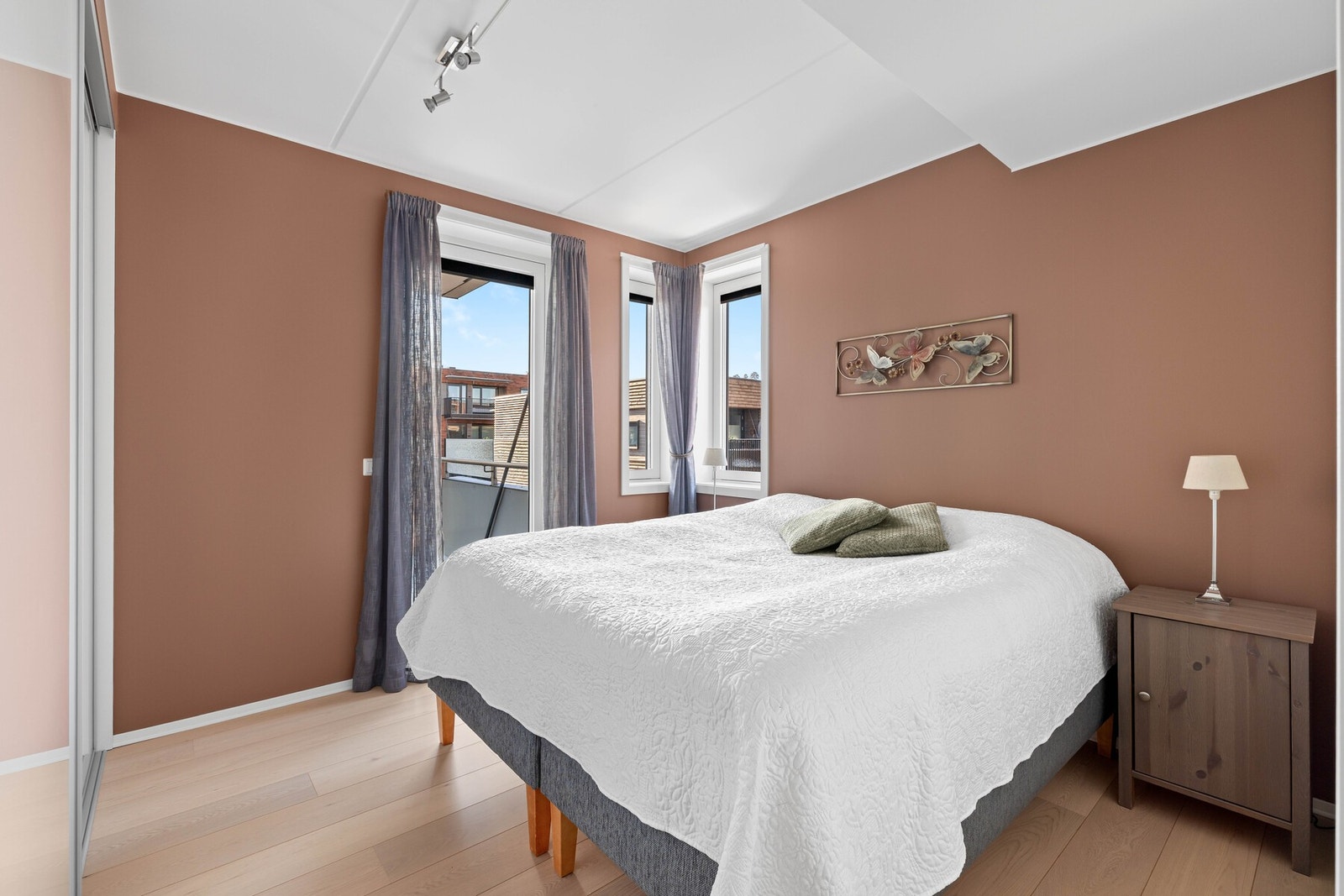 Det er to soverom i leiligheten, og begge er pent pusset opp i delikate, tidsmessige farger som står godt til parkettgulvene. Galleribilde