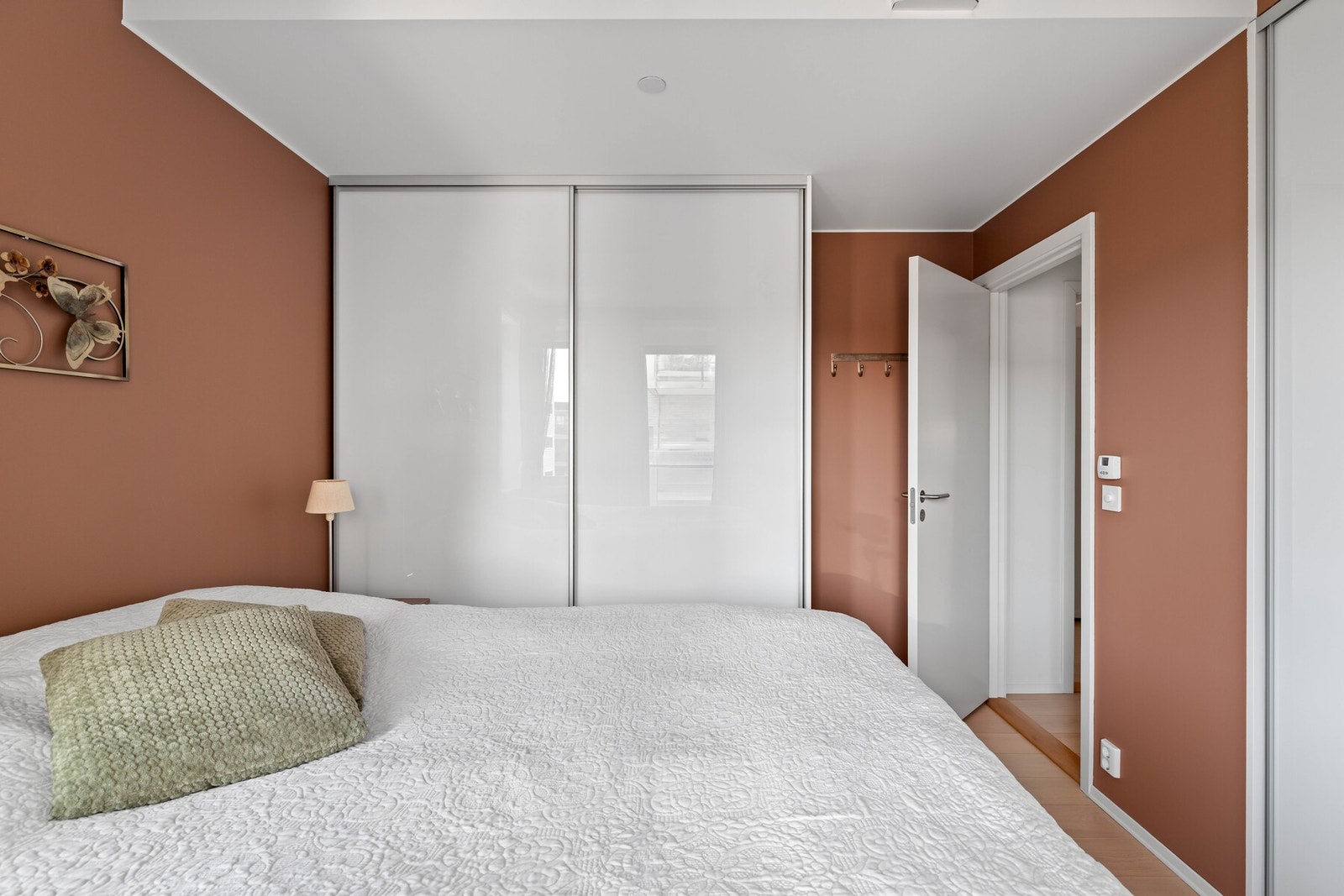 Det er skyvedørsgarderobe på hovedsoverommet og i entreen, og leiligheten har for øvrig oppbevaring- og lagringsplass i en innebod og i en disponibel kjellerbod på ca. 6 kvm. Galleribilde