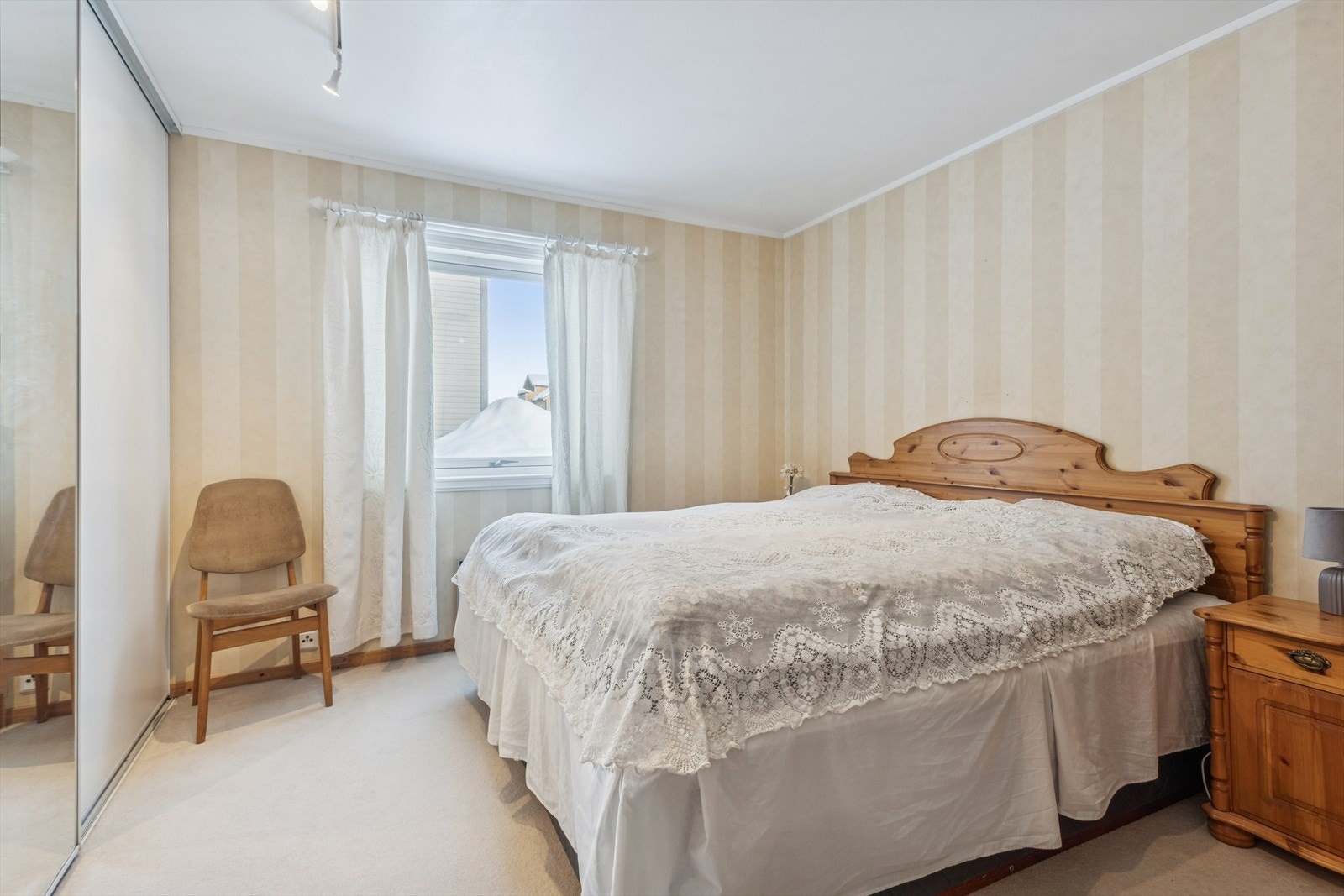 Soverom 1 av 3 i hovedleilighet Galleribilde