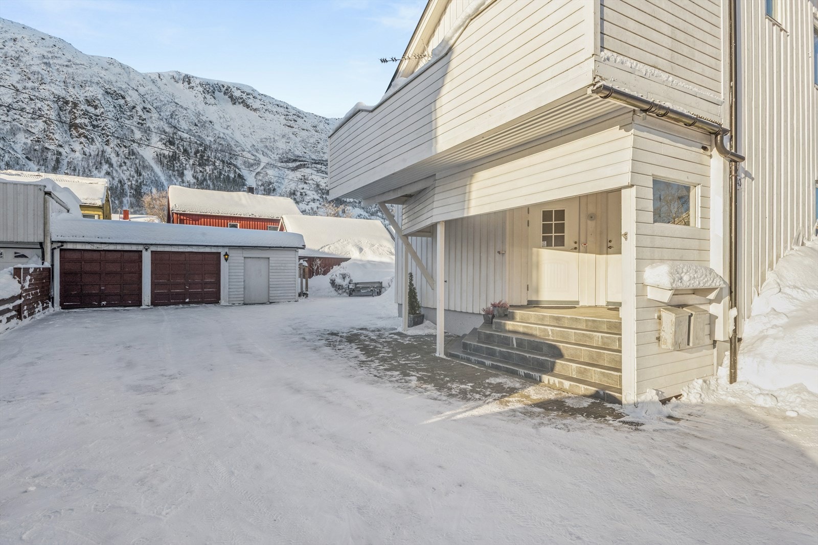 Romslig gårdsplass med dobbel garasje og utbebod Galleribilde