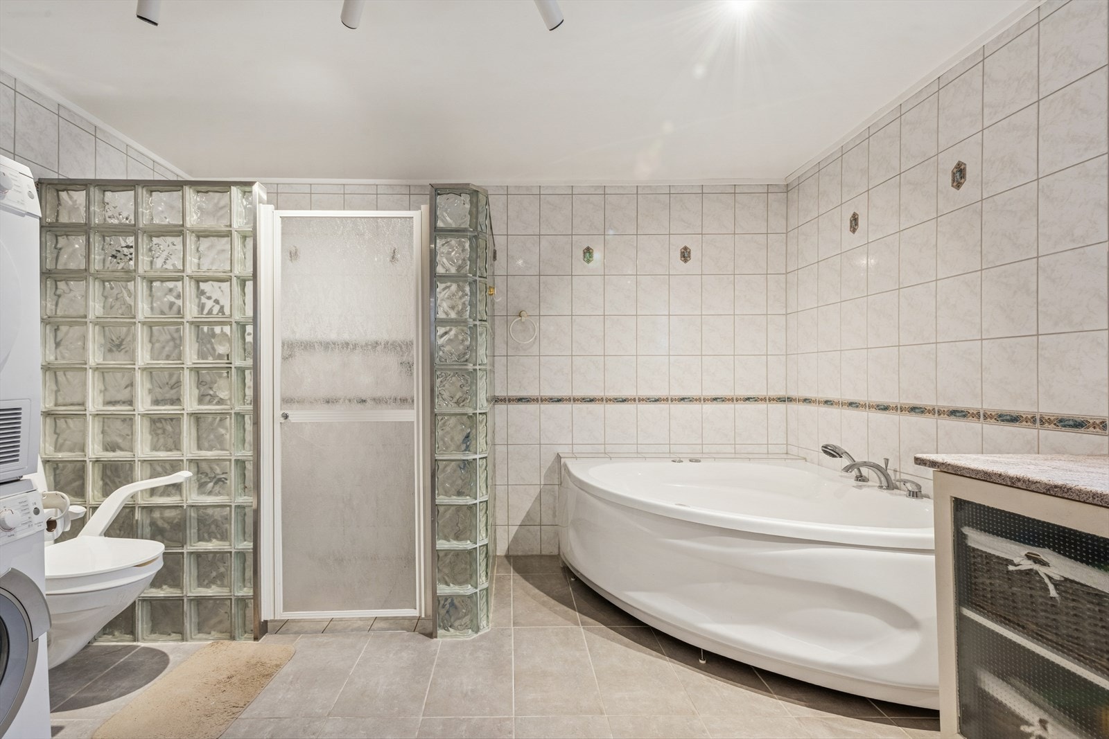 Bad i hovedleilighet, sek. 1 Romslig med hjørnebadekar, dusjhjørne og plass til vaskemaskin og tørketrommel Galleribilde