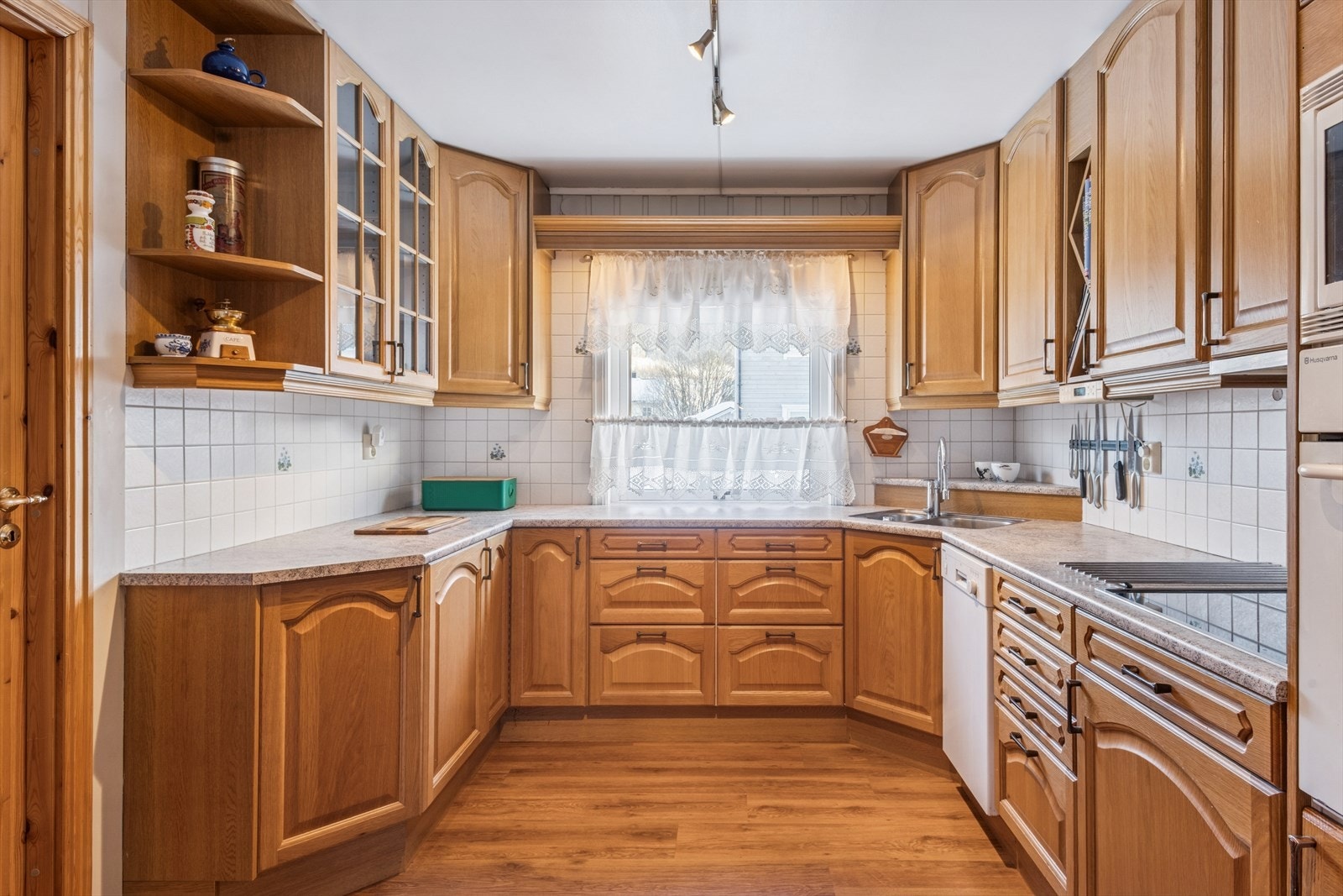 Kjøkken i hovedleilighet - godt med skapplass Galleribilde