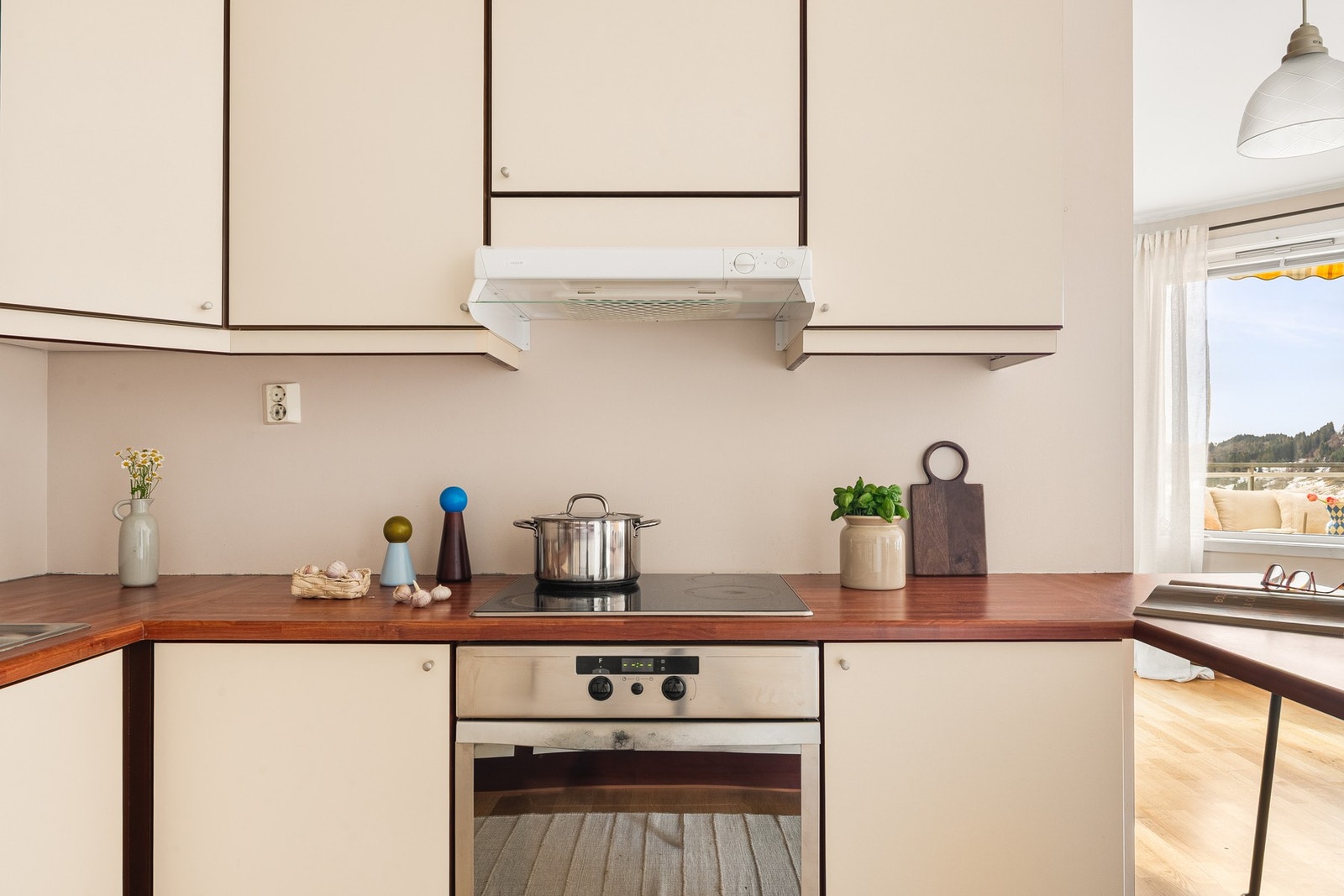 Integrerte hvitevarer består av stekeovn, platetopp, ventilator, oppvaskmaskin og kjøleskap med fryseskap. Galleribilde