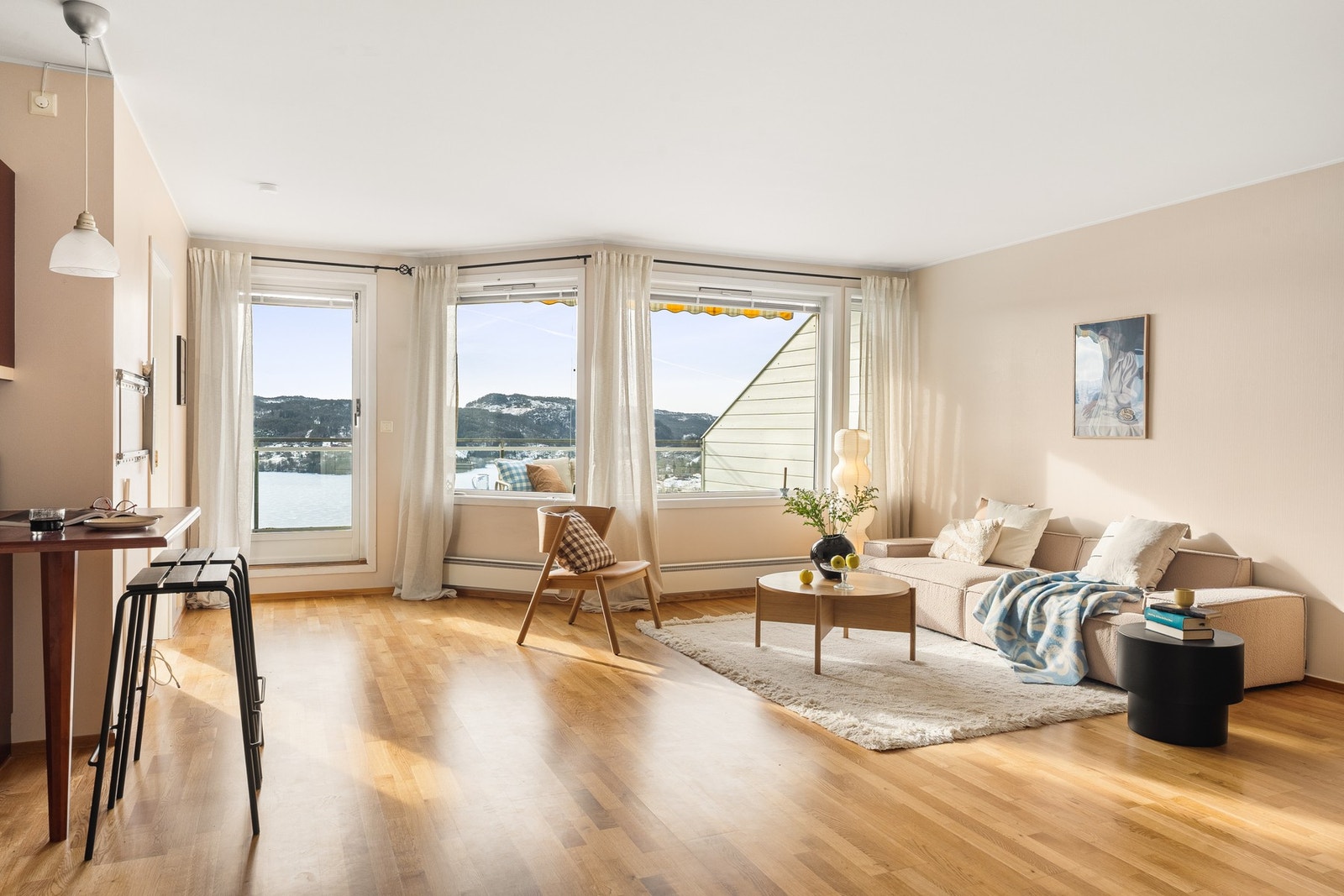 Legg merke til de store vindusflatene som slipper inn mye naturlig lys. Her har du fantastisk utsikt fra stuevinduene. Galleribilde