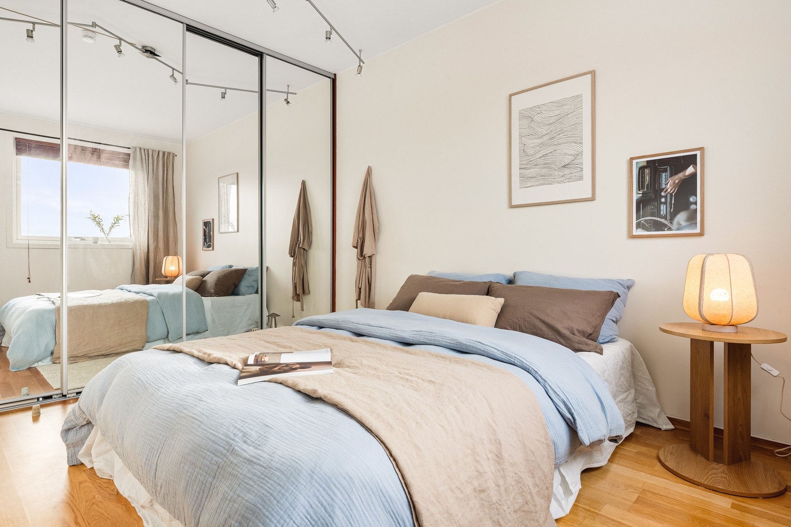 Soverommet måler 11,5 kvm og har plass til dobbeltseng med nattbord på hver side. Galleribilde