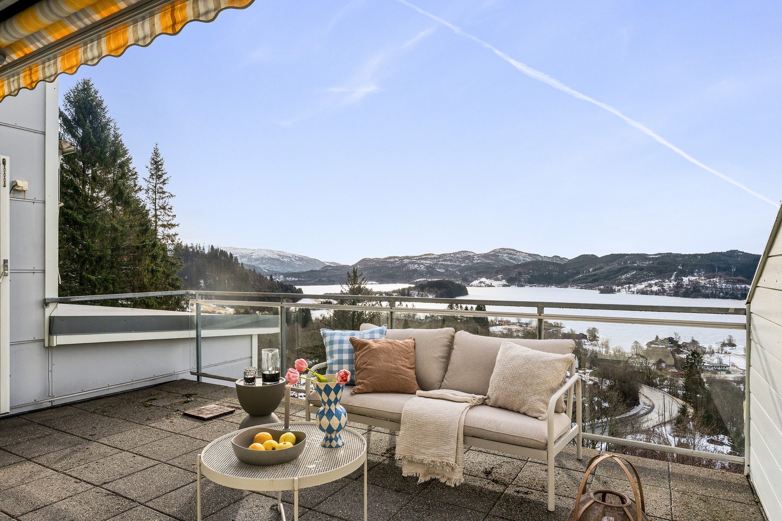 Fra stuen er det direkte utgang til en altan på 16 kvm. Galleribilde