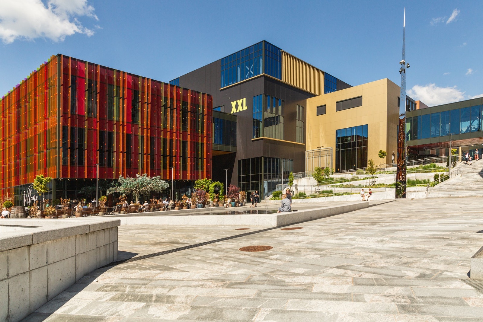 Det tar ca. 13 minutter å kjøre til Lagunen storsenter hvor du finner et bredt utvalg av butikker. Galleribilde