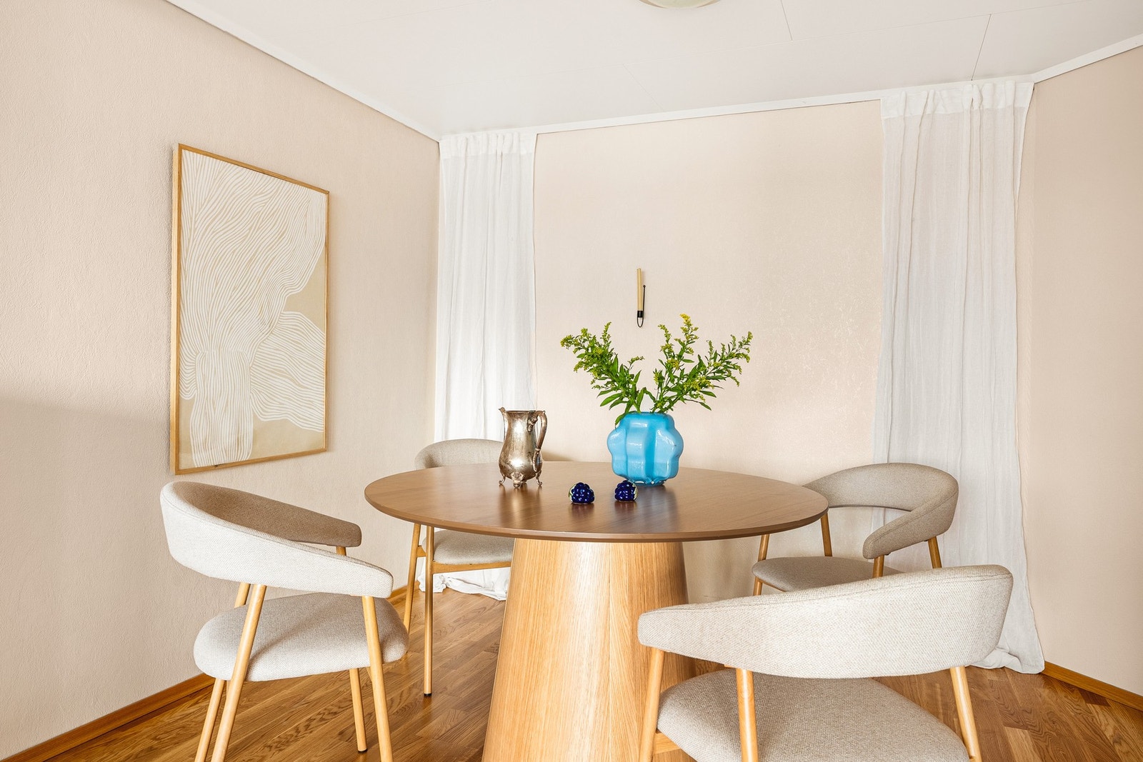 Du har god plass til en stor spisegruppe hvor du kan invitere til gode måltider. Galleribilde