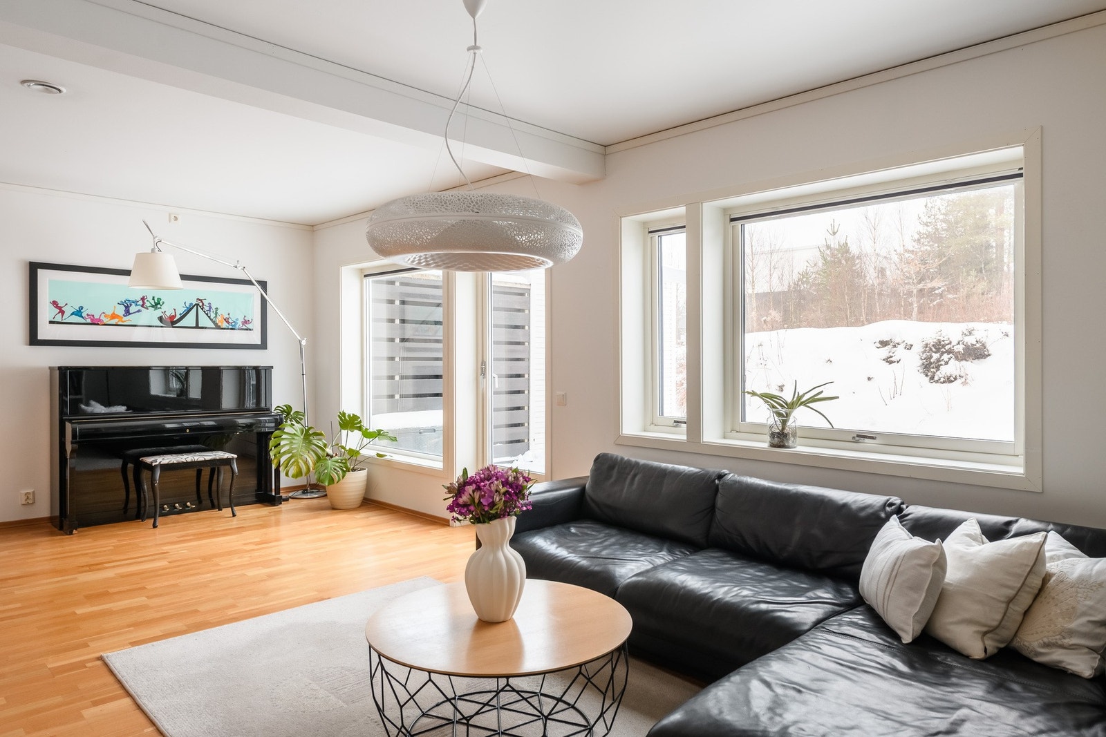 Stuen er romslig med store vindusflater og direkte utgang til en privat uteplass på ca. 32 m². Galleribilde