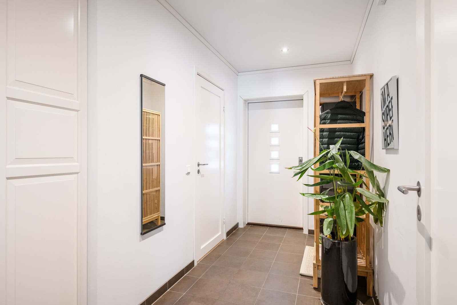 Innbydende entré med flislagt gulv. Vannbåren gulvvarme i hele 1.etasje m/unntak av teknisk rom. Galleribilde