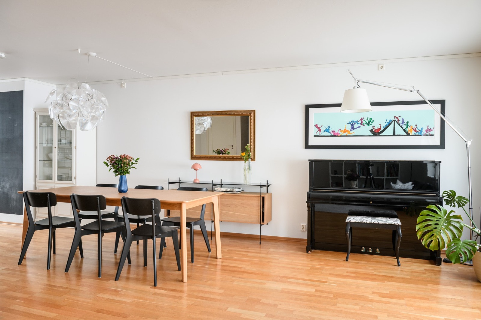 Spisestuen har god plass til langbord for hyggelige sammenkomster med familie og venner. Galleribilde