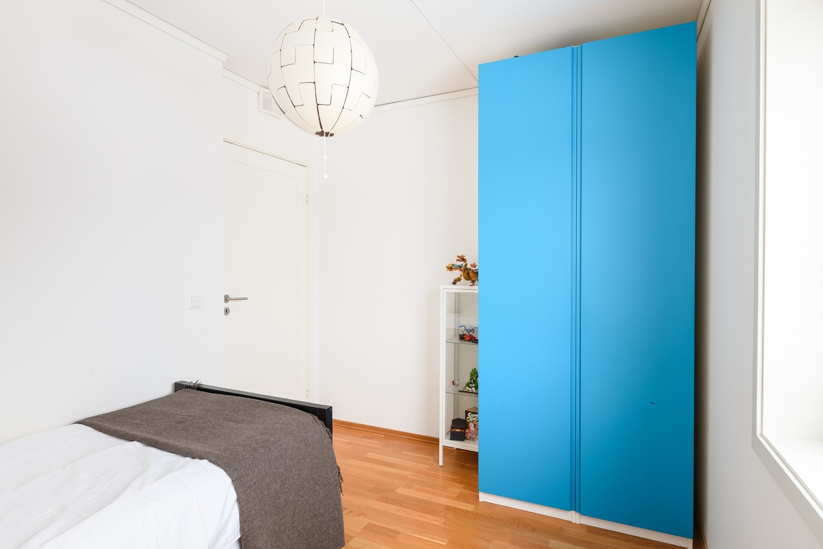 God plass til oppbevaring i garderobeskap. Galleribilde