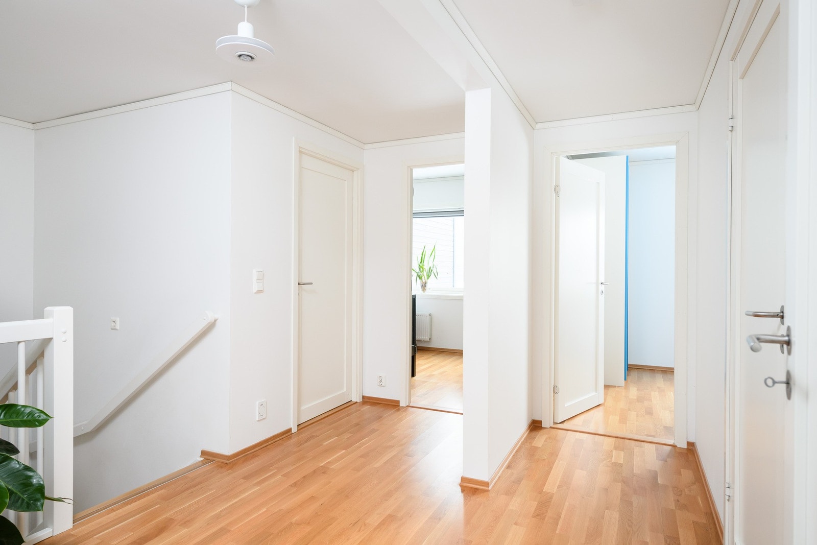 Fra romslig gang i andre etasje er det adkomst til alle fire soverommene, badet samt en bod. Galleribilde