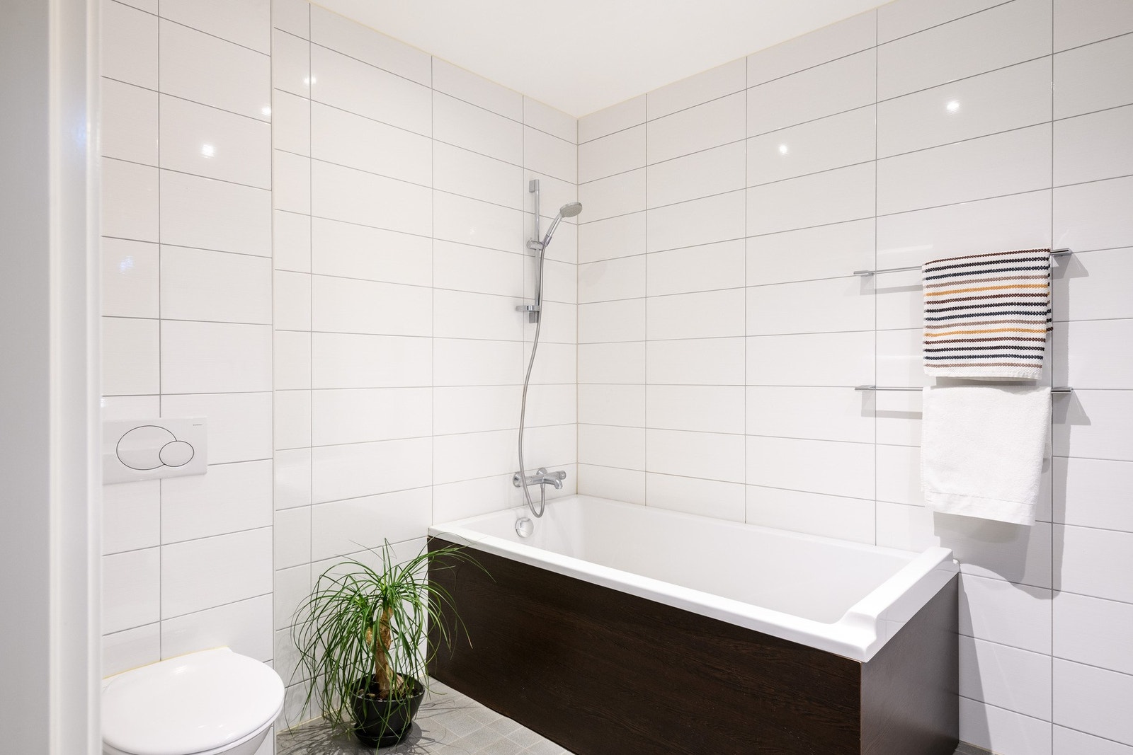 Det andre badet er praktisk plassert i 2. etasje og er utstyrt med blant annet badekar og vegghengt toalett. Vannbåren varme i gulvet. Galleribilde