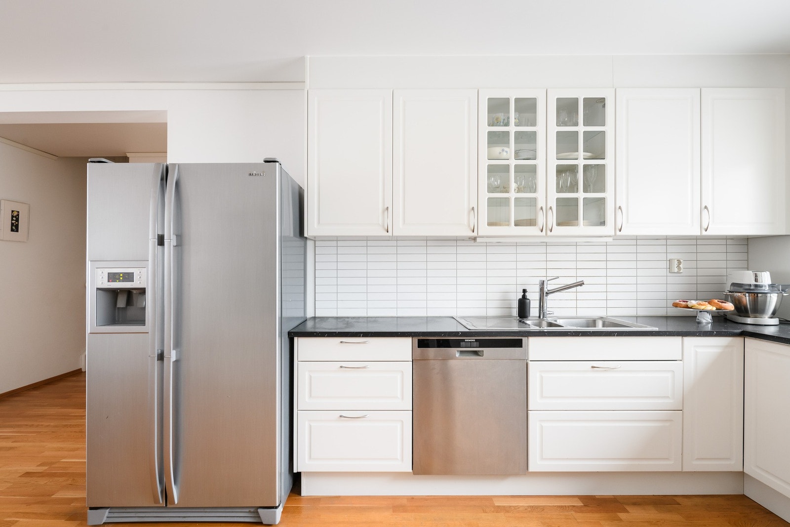 Frittstående side-by-side kjøl/frys med isbitfunksjon. Galleribilde