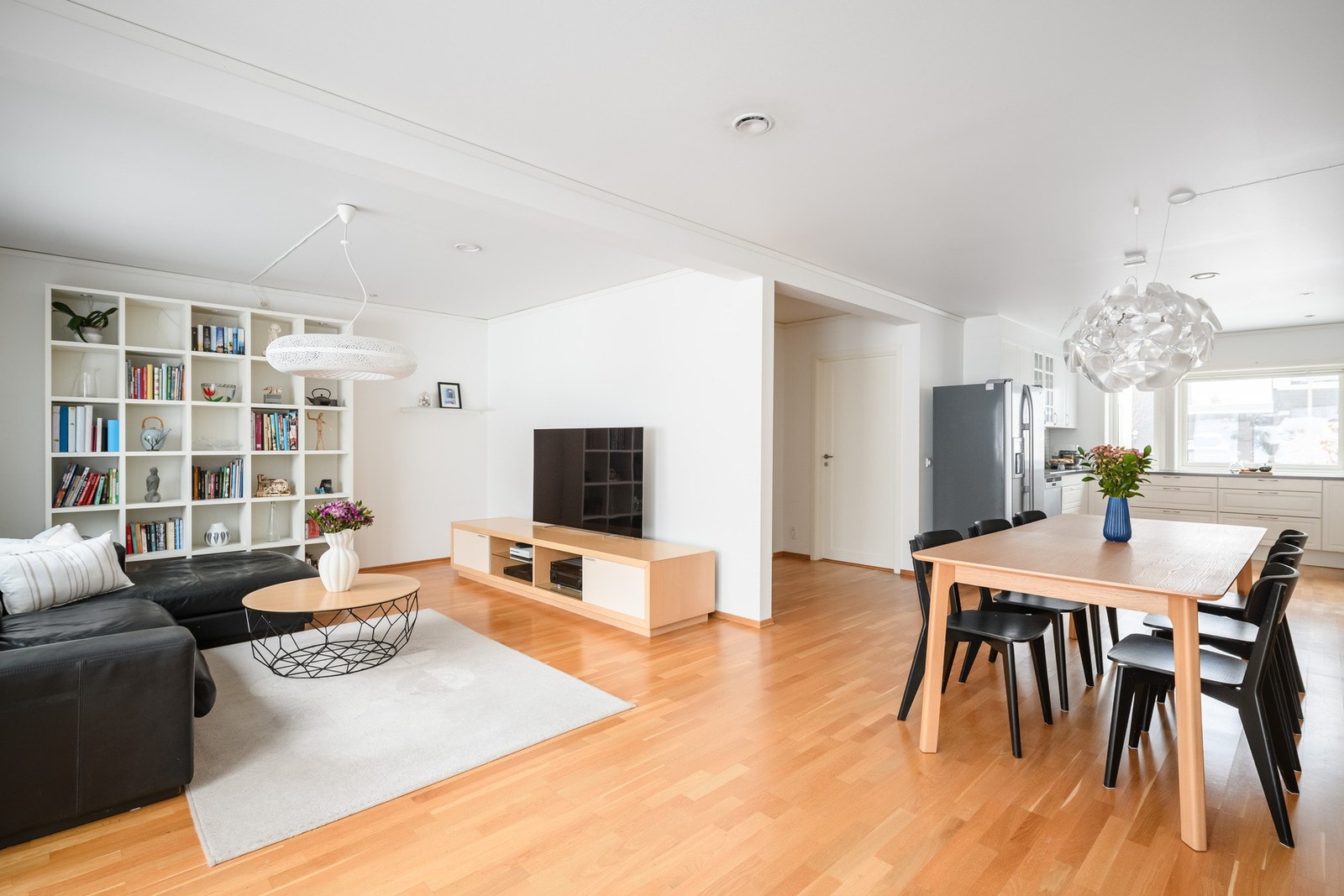 Den åpne løsningen mellom stue og kjøkken skaper en sosial og familievennlig sone. Galleribilde