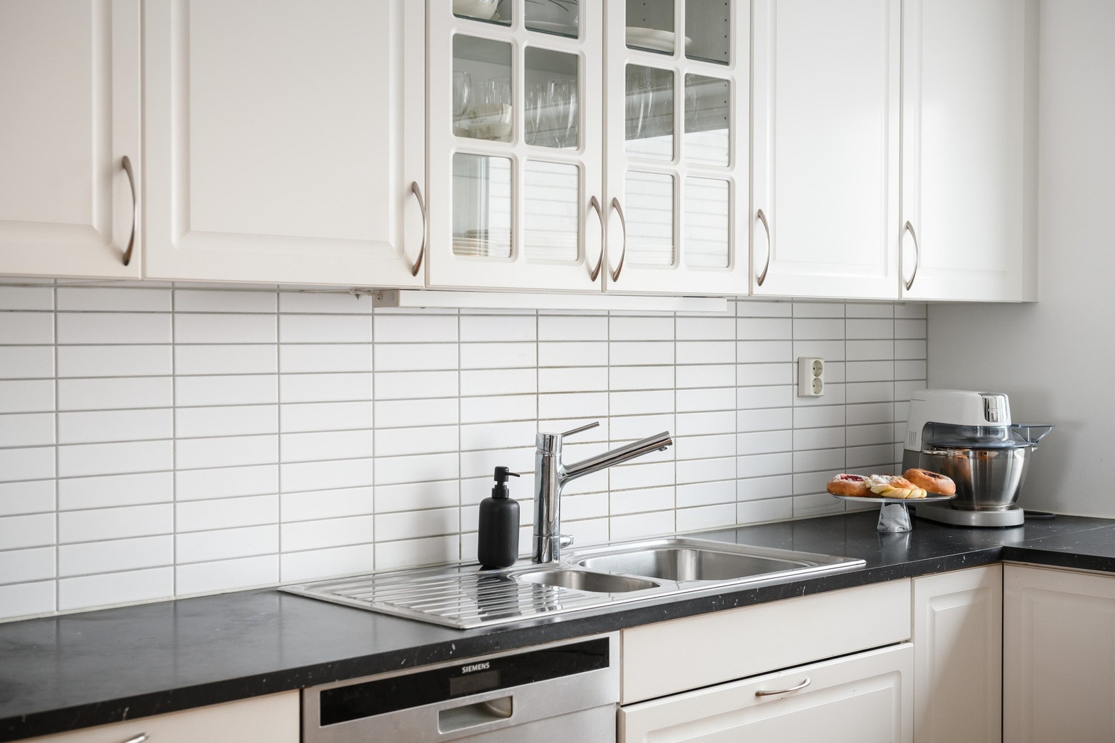 Kjøkkenet har laminat benkeplate og oppvaskkum i stål med 1-greps blandebatteri. Galleribilde