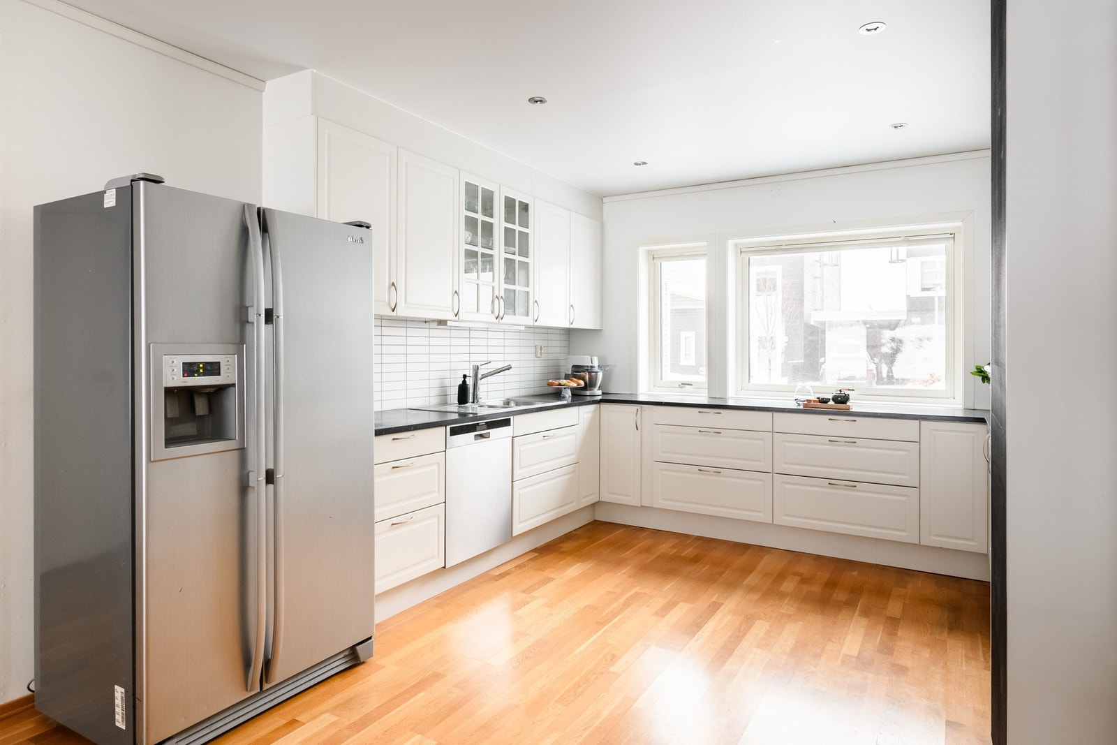 Kjøkkenet har en praktisk U-form som gir gode arbeidssoner og en effektiv bevegelsesflyt. Galleribilde